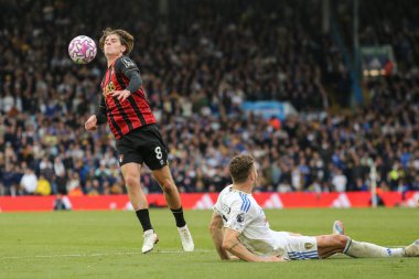 Bournemouth takımından Alex Scott, 27 Eylül 2025 'te İngiltere' nin Leeds Road kentinde oynanan Premier League maçında topu kontrol ediyor.