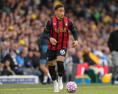 Bournemouth 'dan Marcus Tavernier, 27 Eylül 2025' te İngiltere 'nin Leeds Road kentinde oynanan Premier League maçında Leeds United ve Bournemouth maçında topa vuruyor.