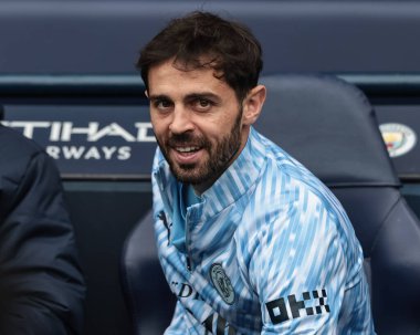 Manchester City 'den Bernardo Silva, 27 Eylül 2025' te Etihad Stadyumu 'nda Manchester City' nin Burnley 'e karşı oynadığı Premier League maçında yedek kulübesinde oturdu. 