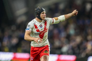 St. Helens takımından Jonny Lomax, 27 Eylül 2025 'te Birleşik Krallık' taki Headingley Stadyumu 'nda oynanan Betfred Süper Lig eleme maçında takım arkadaşlarına talimat verdi.