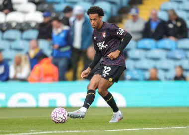 Bournemouth takımından Tyler Adams Premier League maçında Leeds United ile Bournemouth arasında 27 Eylül 2025 'te oynanan Elland Road, Leeds maçında ısınma turunda...