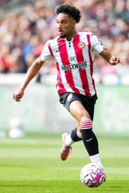 Brentford 'dan Kevin Schade Premier League maçında Brentford Manchester United' a karşı Gtech Community Stadyumu 'nda 27 Eylül 2025' te top üzerinde. 