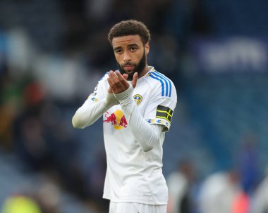 Leeds United takımından Jayden Bogle, 27 Eylül 2025 'te İngiltere' nin Leeds şehrinde oynanan Premier League maçında oynanan son düdük çaldıktan sonra taraftarları alkışlıyor.