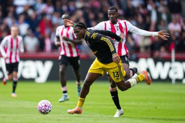 Manchester United 'dan Patrick Dorgu ve Brentford' dan Dango Ouattara Premier League maçı sırasında Brentford Manchester United 'a karşı Gtech Community Stadyumu, Londra, Birleşik Krallık, 27 Eylül 2025 