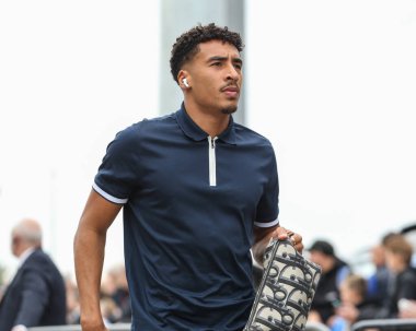 Marcus Tavernier of Bournemouth  arrives ahead of  the Premier League match Leeds United vs Bournemouth at Elland Road, Leeds, United Kingdom, 27th September 2025