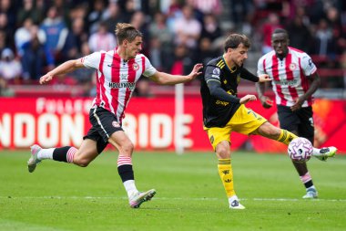 Manchester United 'dan Mason Mount ve Brentford' dan Yehor Yarmolyuk Premier League maçı sırasında Brentford Manchester United 'a karşı Gtech Community Stadyumu, Londra, 27 Eylül 2025 