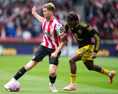Brentford 'dan Nathan Collins, Premier League karşılaşmasında Manchester United' dan Patrick Dorgu 'nun baskısı altında pas veriyor Brentford Manchester United' a karşı The Gtech Community Stadyumu, Londra, Birleşik Krallık, 27 Eylül 2025 