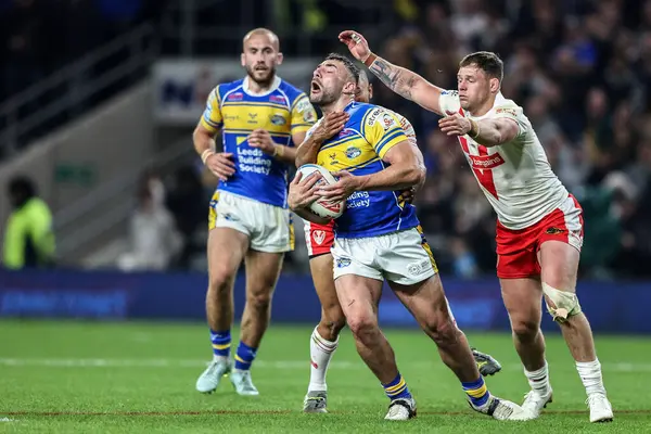 St. Helens takımından Moses Mbye 27 Eylül 2025 tarihinde Leeds Stadyumu 'nda oynanan Betfred Süper Lig eleme maçında Leeds Rhinos' a karşı St Helens maçında Leeds Gergedan Jake Connor 'ı penaltıyla yere serdi. 