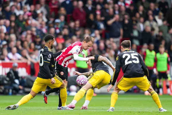 Brentford 'dan Mikkel Damsgaard Premier League maçında Manchester United oyuncularının baskısı altında Brentford Manchester United' a karşı The Gtech Community Stadyumu, Londra, İngiltere, 27 Eylül 2025 