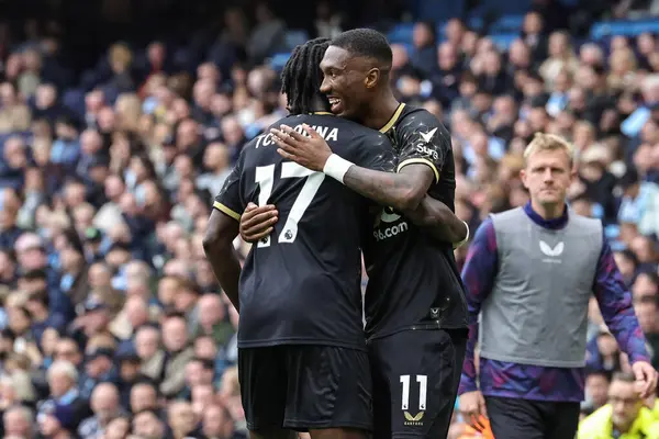Burnley 'den Jaidon Anthony, 27 Eylül 2025' te Etihad Stadyumu 'nda Manchester City ile Burnley arasındaki Premier League maçında 1-1' lik galibiyetini kutluyor. 