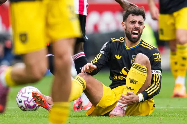 Manchester United Premier League karşılaşmasında Bruno Fernandes Brentford Manchester United 'a karşı Gtech Community Stadyumu, Londra, 27 Eylül 2025 