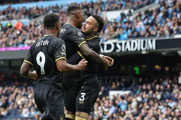Burnley 'den Jaidon Anthony, 27 Eylül 2025' te Etihad Stadyumu 'nda Manchester City ile Burnley arasındaki Premier League maçında 1-1' lik galibiyetini kutluyor. 