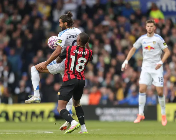 Leeds United 'dan Dominic Calvert-Lewin ve Bournemouth' tan Bafode Diakite Premier Lig karşılaşmasında Leeds United ile Bournemouth arasında 27 Eylül 2025 'te oynanan Elland Road, Leeds, İngiltere maçında mücadele etti.