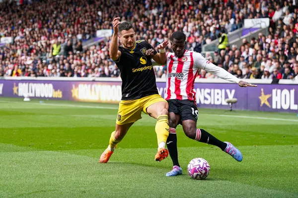 Brentford 'dan Dango Ouattara ve Manchester United' dan Diogo Dalot Premier League karşılaşmasında Brentford Manchester United 'a karşı Gtech Community Stadyumu, Londra, İngiltere, 27 Eylül 2025 