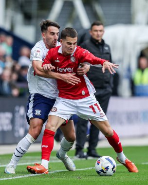 Bristol City 'den Anis Mehmeti, 27 Eylül 2025' te İngiltere 'nin Deepdale kentinde oynanan Gökyüzü İddia Şampiyonası maçında baskı altında. 