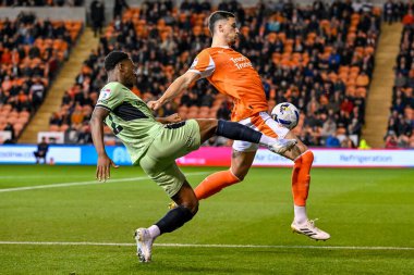 Luton Town 'dan Lamine Fanne, Blackpool' lu Oliver Casey 'nin baskısı altında 30 Eylül 2025' te Bloomfield Road, Blackpool 'daki Blackpool-Luton Town maçında Blackpool