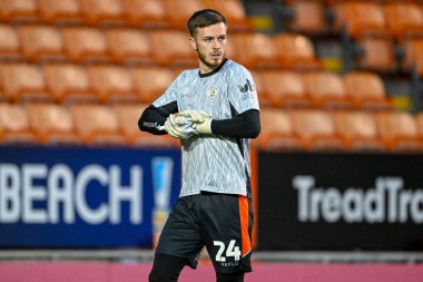 Luton Town 'dan Josh Keeley, 30 Eylül 2025' te Bloomfield Road, Blackpool 'da oynanan Blackpool-Luton Town maçından önce ısınıyor.