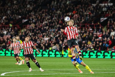 Sheffield United takımından Tom Davies 30 Eylül 2025 'te Sheffield Lane, İngiltere' de Sheffield United ile Southampton arasında oynanan Sky Bet Şampiyonası maçında topu açık farkla önde götürüyor.