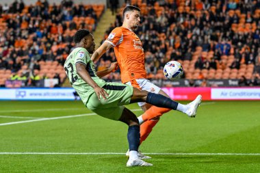 Luton Town 'dan Lamine Fanne Blackpoolduring the Sky Bet 1 maçında Oliver Casey' nin baskısı altında Bloomfield Road, Blackpool, İngiltere 'de Luton Town' a karşı Blackpool maçı, 30 Eylül 2025