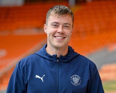 Blackpool 'dan Bailey Peacock-Farrell 30 Eylül 2025' te Bloomfield Road, Blackpool 'da Blackpool-Luton Town maçından önce sahaya çıkıyor.