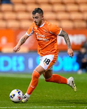 Blackpool takımından Dale Taylor, Blackpool - Luton Town maçında 30 Eylül 2025 'te Bloomfield Road, Blackpool' da karşılaştı.