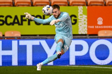 Luton Town 'dan Josh Keeley, 30 Eylül 2025' te Bloomfield Road, Blackpool 'da oynanan Blackpool-Luton Town maçında topu temizliyor.