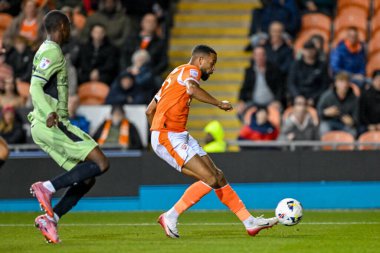 Blackpool 'dan CJ Hamilton, Blackpool' un 30 Eylül 2025 'te Bloomfield Road, Blackpool' da oynanan Blackpool-Luton Town maçında Blackpool 'un ikinci golünü atmak için şut atıyor (20-0).