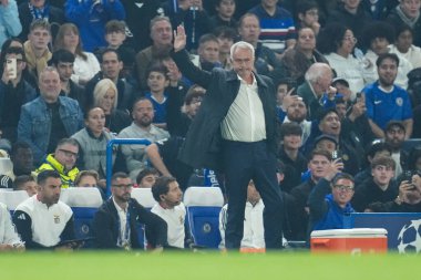 Jose Mourinho, UEFA Şampiyonlar Ligi maçında adını söyleyen Chelsea 'ye el sallıyor. Chelsea - Benfica Stamford Bridge, Londra, İngiltere, 30 Eylül 2025