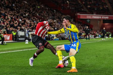 Sheffield United 'dan Femi Seriki ve Southampton' dan Jay Robinson 30 Eylül 2025 'te Bramall Lane, Sheffield, Birleşik Krallık' ta oynanan Sky Bet Şampiyonası maçında top için savaştılar.