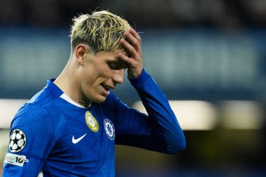 Chelsea 'den Alejandro Garnacho, UEFA Şampiyonlar Ligi Chelsea-Benfica maçı sırasında elini başının üzerine koydu. 30 Eylül 2025' te Stamford Bridge, Londra 'da oynanan karşılaşmada.