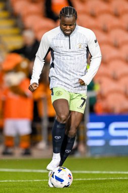 Luton Town 'dan Millenic Alli, 30 Eylül 2025' te Bloomfield Road, Blackpool 'da oynanan Blackpool-Luton Town maçından önce ısınıyor.