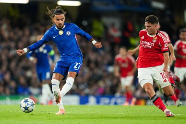 Chelsea 'li Malo Gusto, UEFA Şampiyonlar Ligi karşılaşmasında Benfica' lı Georgiy Sudakov 'un baskısıyla 30 Eylül 2025' te Stamford Bridge, Londra, İngiltere 'de Chelsea-Benfica maçında pas attı.