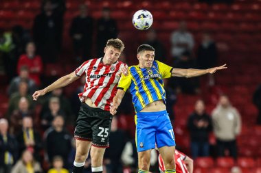 Sheffield United takımından Mark McGuinness, 30 Eylül 2025 'te Sheffield Lane, Sheffield, İngiltere' de oynanan Sky Bet Şampiyonası maçında Southampton 'dan Ross Stewart' a karşı yüksek topu kazandı.
