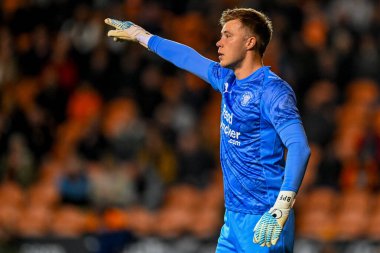 Blackpool 'dan Bailey Peacock-Farrell, 30 Eylül 2025' te Bloomfield Road, Blackpool 'da oynanan Blackpool-Luton Town maçında kolunu kaldırdı.