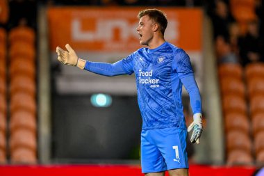 Blackpool 'dan Bailey Peacock-Farrell, 30 Eylül 2025' te Bloomfield Road, Blackpool 'da oynanan Blackpool-Luton Town maçında kollarını açmış takım arkadaşlarına sesleniyor.