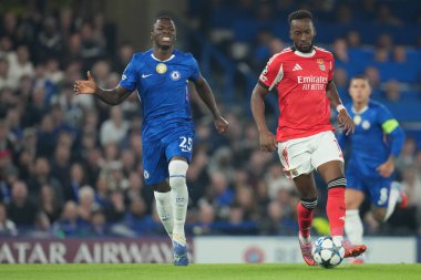 Benfica 'dan Dodi Lukebakio, UEFA Şampiyonlar Ligi Chelsea-Benfica maçında Chelsea' den Moiss Caicedo 'nun baskısıyla 30 Eylül 2025' te Stamford Bridge, Londra 'da oynanan karşılaşmada topu oynuyor.