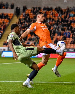 Luton Town 'dan Lamine Fanne, Blackpool' lu Oliver Casey 'nin 30 Eylül 2025' te Bloomfield Road, Blackpool 'daki Blackpool-Luton Town maçında yaptığı baskıya dayandı.