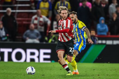 Sheffield United takımından Tom Davies, 30 Eylül 2025 'te Sheffield Lane, Sheffield, İngiltere' de oynanan Sky Bet Şampiyonası karşılaşmasında Southampton 'dan Adam Armstrong' a karşı faul yaptı.