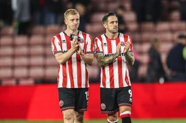 Sheffield United 'dan Ben Mee ve Sheffield United taraftarlarını 30 Eylül 2025' te Bramall Lane, Sheffield, İngiltere 'de oynanan Sky Bet Şampiyonası maçından sonra alkışlıyor.