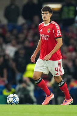 Benfica 'dan Antonio Silva, UEFA Şampiyonlar Ligi' nde Chelsea 'ye karşı Benfica maçında 30 Eylül 2025' te Stamford Bridge, Londra 'da top üzerinde.