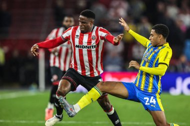 Sheffield United takımından Chiedozie Ogbene, 30 Eylül 2025 'de Sheffield Lane, İngiltere' de oynanan Sky Bet Şampiyonası maçında Southampton 'dan Shea Charles tarafından faul yaptı.
