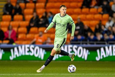 Luton Town 'dan Mads Juel Andersen Gökyüzü İddia Ligi 1 maçında Blackpool Luton Town' a karşı Bloomfield Road, Blackpool, Birleşik Krallık, 30 Eylül 2025