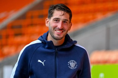 Blackpool 'dan Danny Imray 30 Eylül 2025' te Bloomfield Road, Blackpool 'da Blackpool-Luton Town maçından önce sahaya çıkıyor.