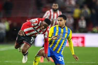 Sheffield United takımından Chiedozie Ogbene, 30 Eylül 2025 'de Sheffield Lane, İngiltere' de oynanan Sky Bet Şampiyonası maçında Southampton 'dan Shea Charles tarafından faul yaptı.