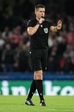 Daniel Siebert, UEFA Şampiyonlar Ligi maçında hakem Chelsea 'ye karşı Benfica Stamford Bridge, Londra, İngiltere, 30 Eylül 2025
