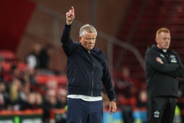 Sheffield United 'ın menajeri Chris Wilder 30 Eylül 2025' te Sheffield Lane, İngiltere 'de Sheffield United ve Southampton arasındaki Sky Bet Şampiyonası maçında takım talimatlarını veriyor.