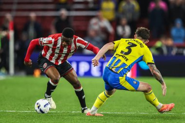 Sheffield United 'dan Chiedozie Ogbene ve Southampton' dan Ryan Manning 30 Eylül 2025 'te Bramall Lane, Sheffield, İngiltere' de oynanan Sky Bet Şampiyonası maçında top için savaştılar.