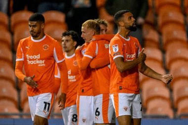 Blackpool 'dan CJ Hamilton, 30 Eylül 2025' te Bloomfield Road, Blackpool 'da oynanan Blackpool-Luton Town maçında kulüp rozeti takan taraftarlarını kutluyor.