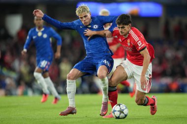 Benfica 'dan Antonio Silva, UEFA Şampiyonlar Ligi Chelsea-Benfica maçı sırasında 30 Eylül 2025' te Stamford Bridge, Londra 'da Alejandro Garnacho' yu oyundan aldı.