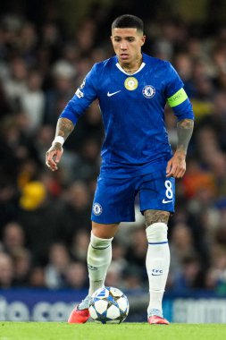 Chelsea 'den Enzo Fernnndez, 30 Eylül 2025' te Stamford Bridge, Londra 'da oynanan Chelsea-Benfica Şampiyonlar Ligi karşılaşmasında topa vuruyor.